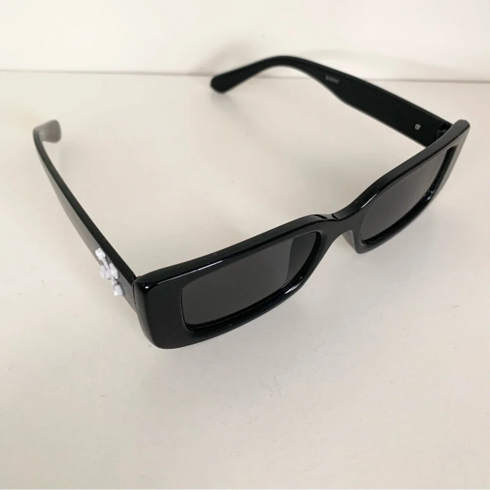 New square Black sunglasses
